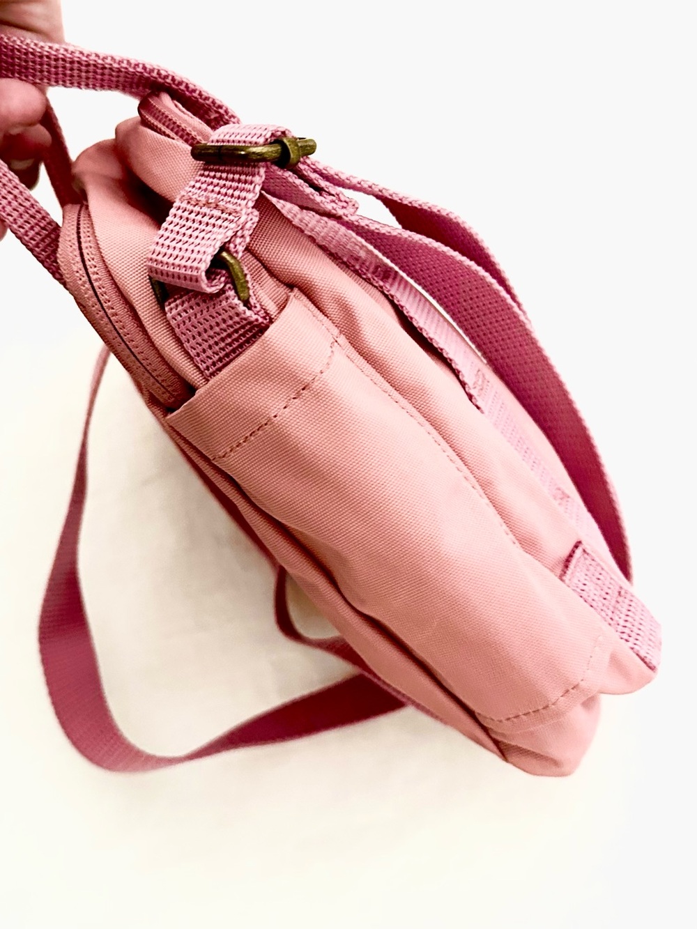 Fjallraven Kånken Small Crossbody in Dusty Rose - Picture 6 of 9